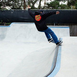 Santa_Cruz_Classic_Dot_Hoodie_Black_Lifestyle-1