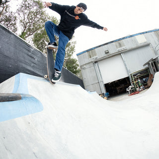 Santa_Cruz_Classic_Dot_Hoodie_Black_Lifestyle-3